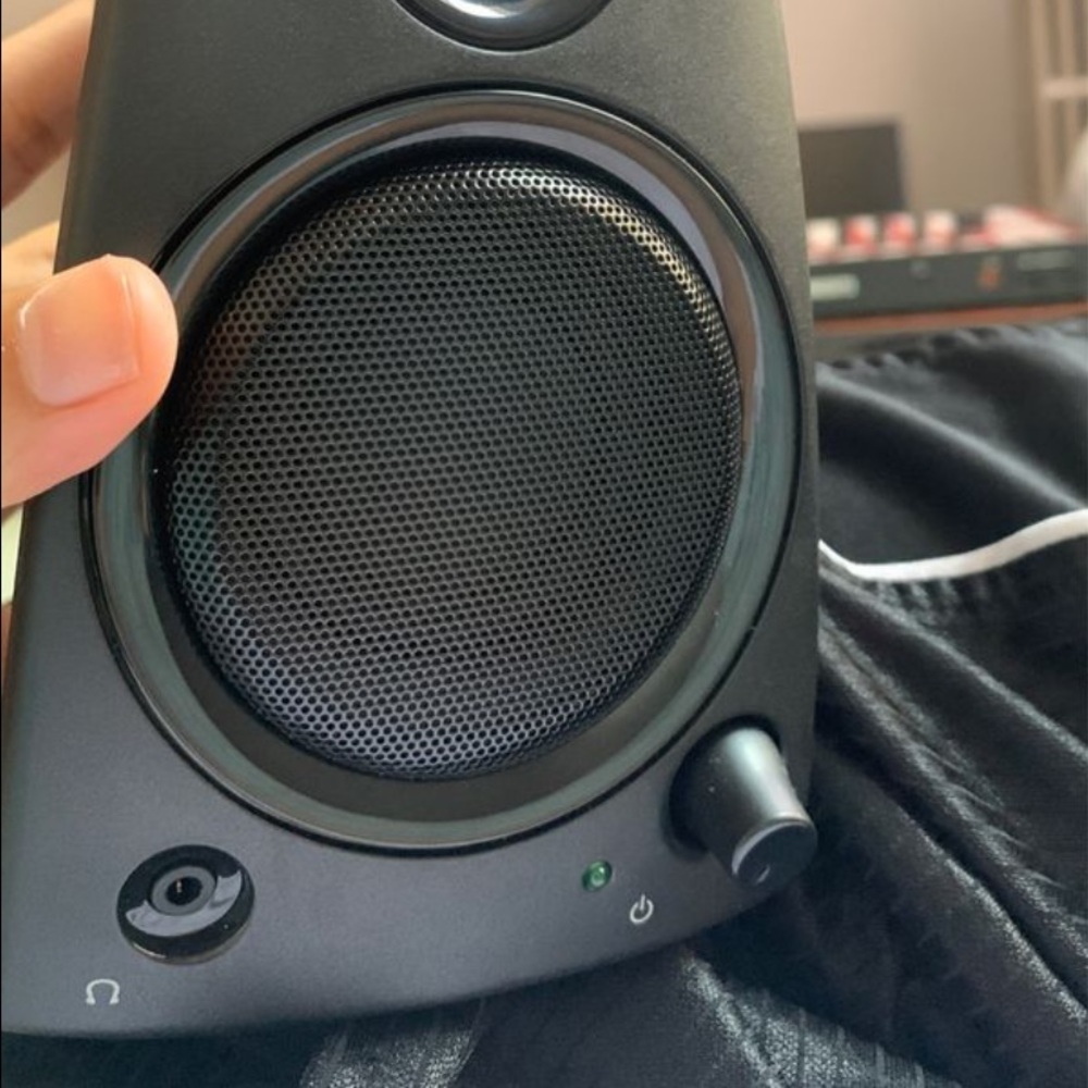 Logitech speakers - Picture 2 of 3